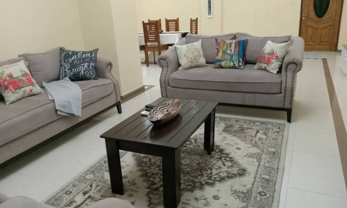 Oyster Bay Apartamento | The centre of Masaki, close to restaurants, bars & supermarkets and ATM's