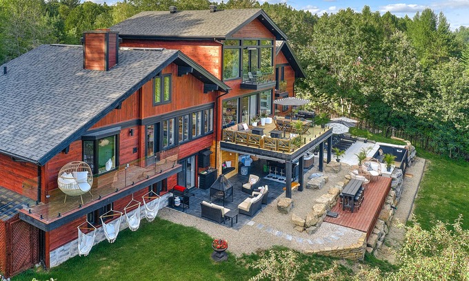 Saint-Sauveur-des-Monts Villa | The Chalet des Laurentides is the ultra equipped Mansion you need!