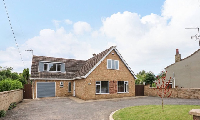 Outwell Cabaña | THE CHALET, family friendly, with hot tub in Outwell