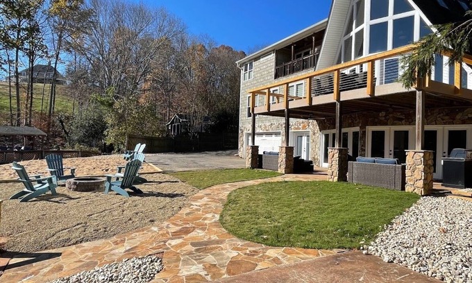 Belmont Casa | The Chalet on Lake Wylie, 5000 sq ft, Sleeps16, Pet Friendly, Close to Charlotte