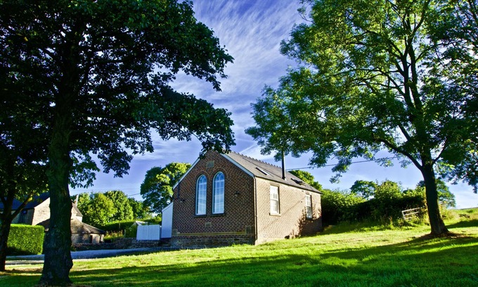 Holestone Moor Cabaña | THE CHAPEL, pet friendly, with open fire in Stretton, Derbyshire