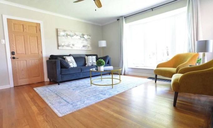 Grandview Heights Apartamento | The Charleston Hot Tub Patio King Bed Fast WiFi Near OSU, Victorian Village