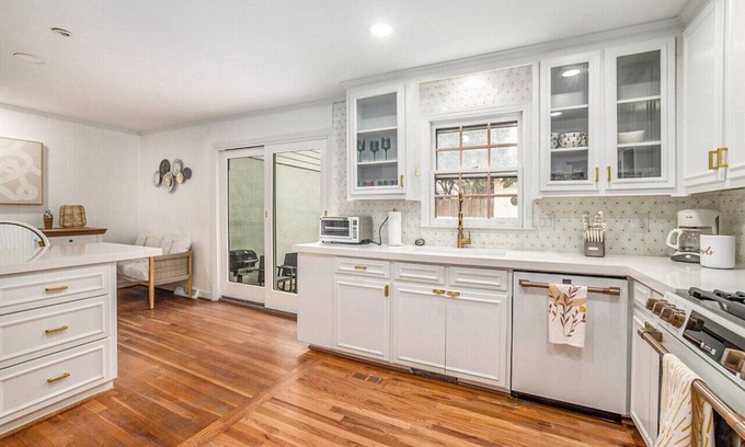 Harleston Village Casa | Walkable Luxury Broad Street Abode