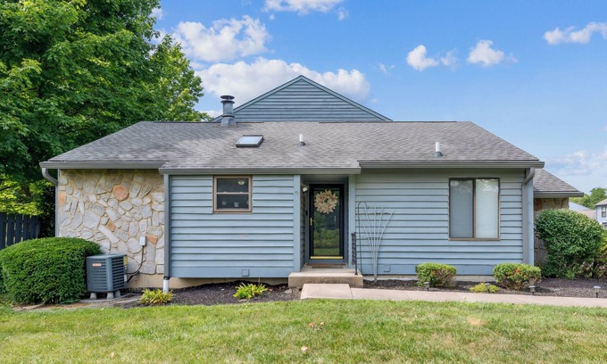 Roselawn Finance Condominio | The charm of Cincinnati in a spacious 3-bedroom condo, WiFi, A/C, and more.