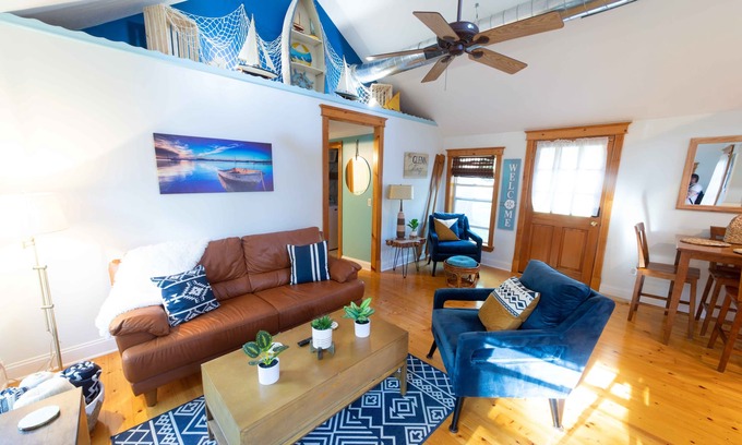Glenn Cabaña | The charming Glenn Cottage! Walk to Lake Michigan!