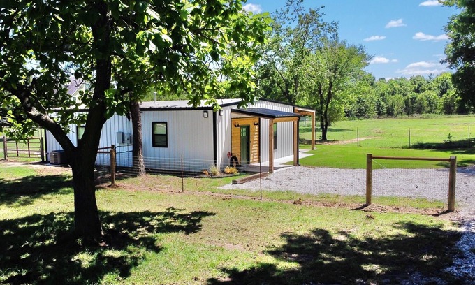 Tulsa Otro | The charming Scissortail Farmhouse on land with hot tub minutes from downtown!