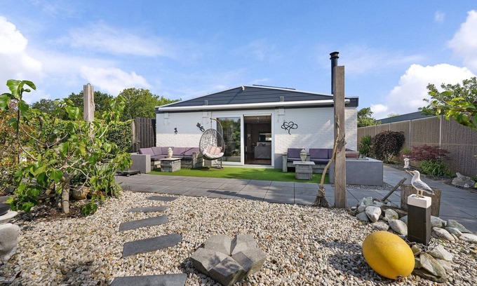 Ouddorp Casa | The charmingly furnished holiday home with luxurious amenities and a spacious private garden is located near the sea and dunes.