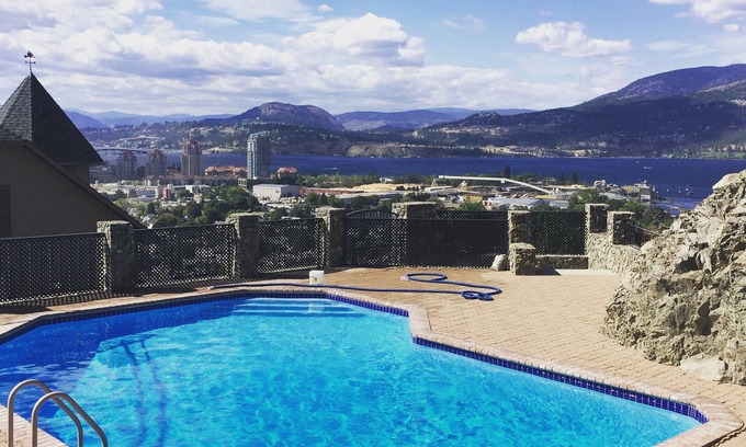 North End Casa | BOUTIQUECHATEAU LAKEVIEW 5 MINS 2 LAKE HOTTUB PISCINA ALAIRE LIBREFP,COMEDOR BBQ