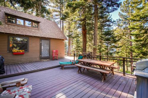 South Lake Tahoe Casa | The Cherry Leaf Lodge & Retreat on Fallen Leaf Lake