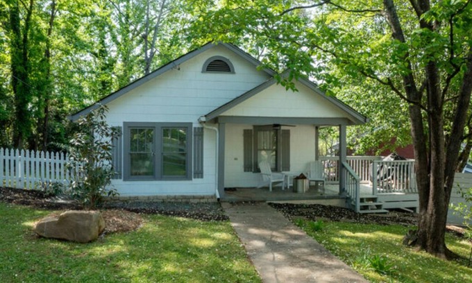 Dahlonega Cabaña | The Chestnut Cottage—5 minute walk to Dahlonega Square