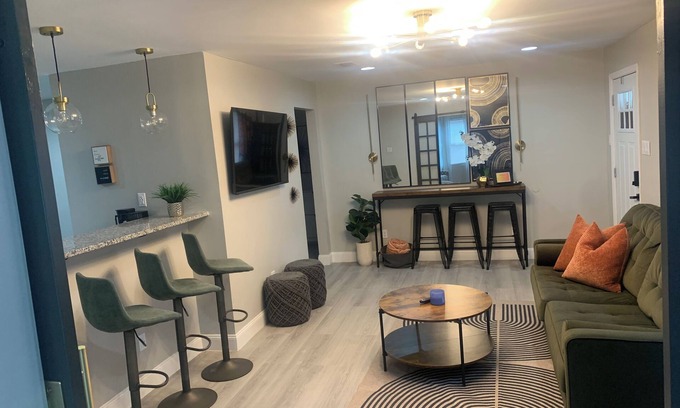 Mobile Casa | The Chic Getaway: 2BD/1BA Q Beds w/ Smart TVs