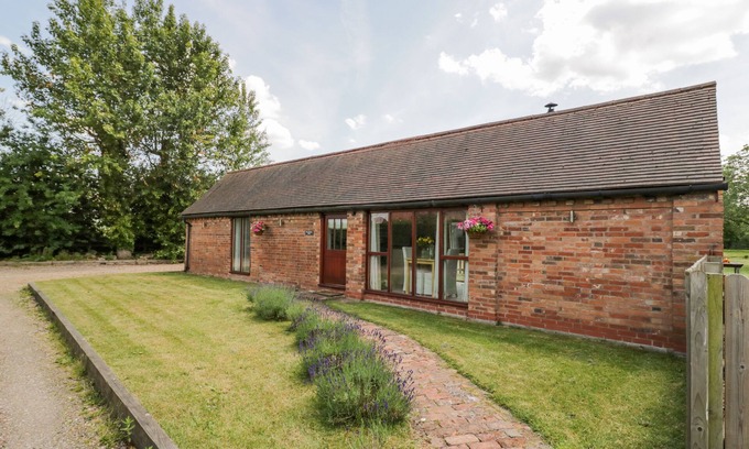 Uckington Cabaña | THE CHICKEN SHED, romantic, with open fire in Barford