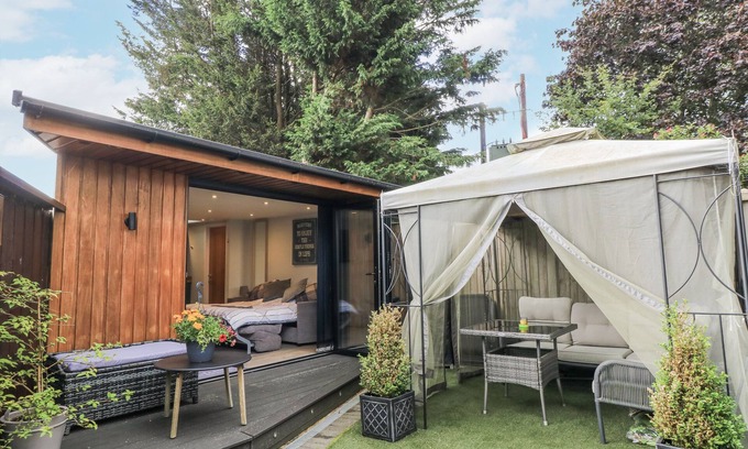 Cannards Grave Cabaña | THE CHILL GARDEN ROOM, pet friendly, with a garden in Shepton Mallet