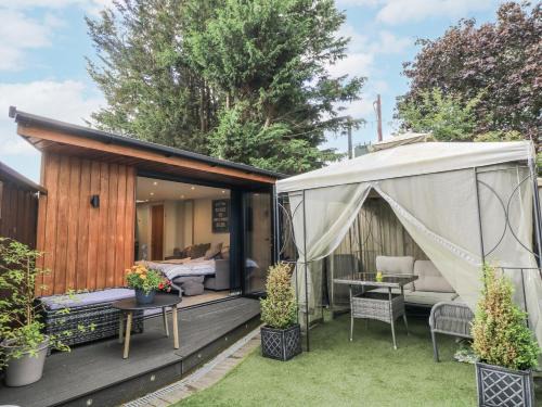 Cannards Grave Casa | The Chill Garden Room