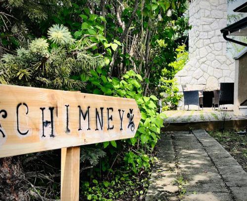 Northwest Calgary Apartamento | The Chimney Studio with Gigantic Outdoor Fireplace