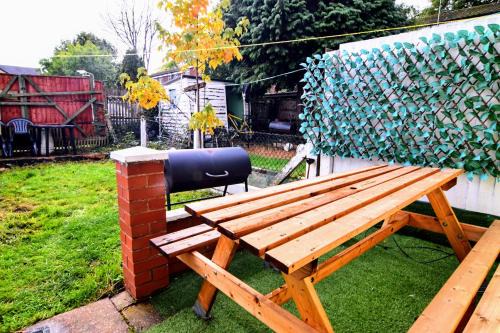 Bordesley Casa | The Chinatown Home - Private Garden, NETFLIX, BBQ & Bar