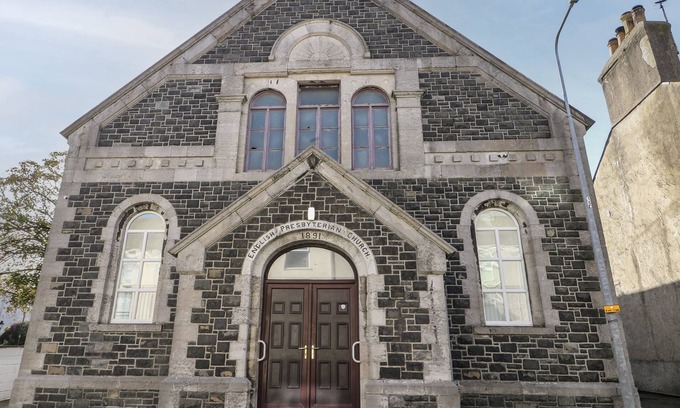 Holyhead Cabaña | The Church