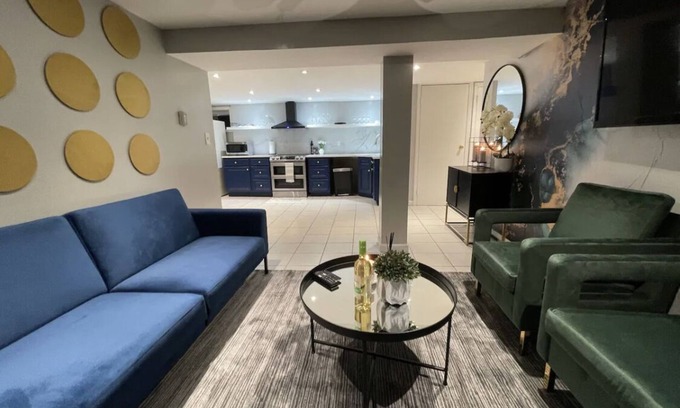 Queens Casa | The Circle Suite Near JFK Airport