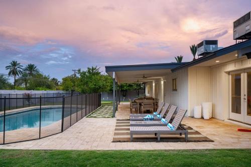 Tonka Vista Casa | The Claremont - Chic Luxe Putting Green & Pool