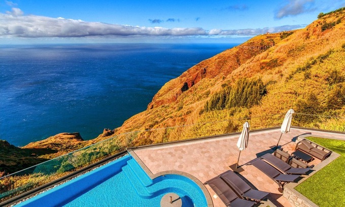 Faja da Ovelha Casa | The Cliffhouse by LovelyStay