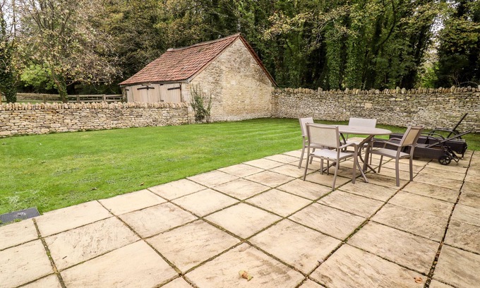 South Cerney Cabaña | The Clock Tower