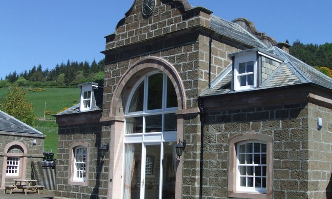 Perth Cabaña | THE CLOCKTOWER, pet friendly, character holiday cottage in Perth