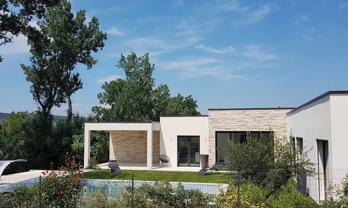 Saint-Julien-de-Peyrolas Villa | El contemporáneo Beau Soleil te seducirá por su elegancia y su entorno.