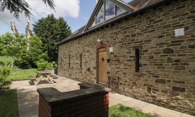Ludwel Cabaña | THE COACH HOUSE, character holiday cottage, with open fire in Ludlow
