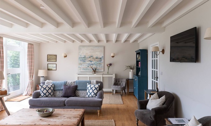 Penicuik Cabaña | The Coach House, Pentland Hills - Sleeping 6 Guests in 3 Bedrooms, Dog Friendly