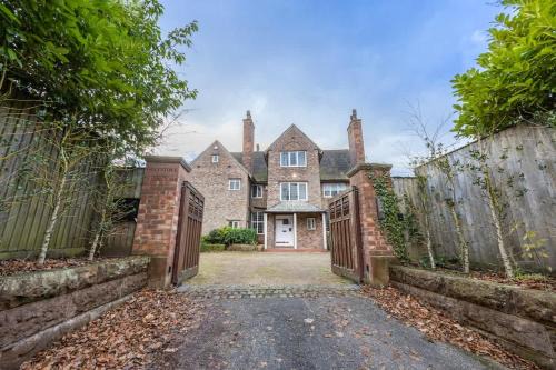 Trafford Casa | The Coach House - Grade 2 Listed