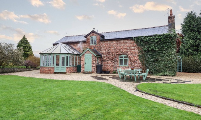 Pant Casa | THE COACH HOUSE, pet friendly, with hot tub in Llanymynech
