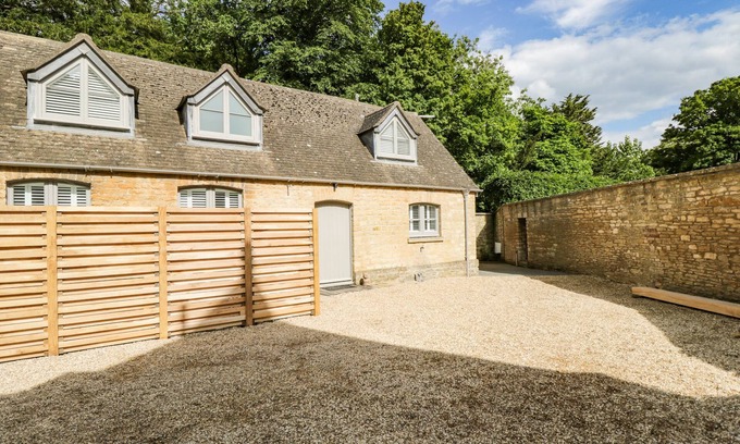 Westonbirt Cabaña | THE COACH HOUSE, pet friendly, with hot tub in Sherston