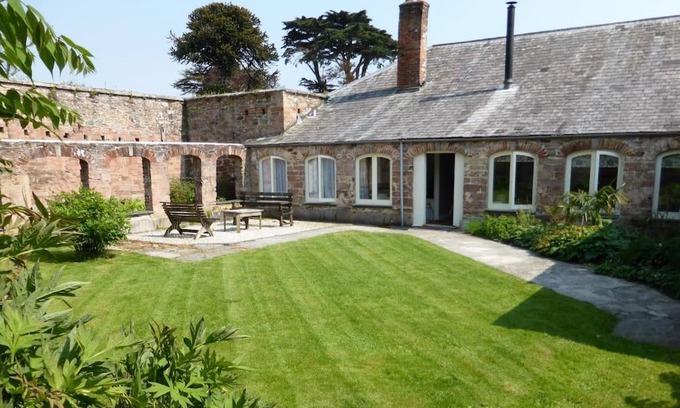 Boscundle Casa | The Coach House within heritage Tregrehan Garden on Cornwall's South Coast