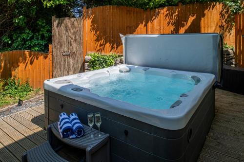 Colwyn Bay Casa | The Coachhouse - Cottage with Private Hot tub