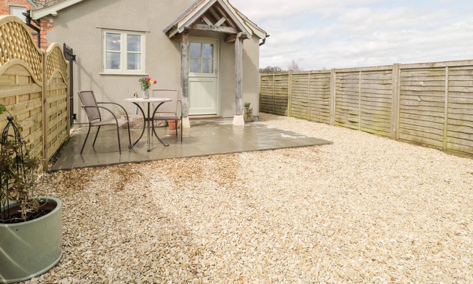 Wedmore Cabaña | THE COAL HOUSE AT MENDIP VIEW, with a garden in Wedmore