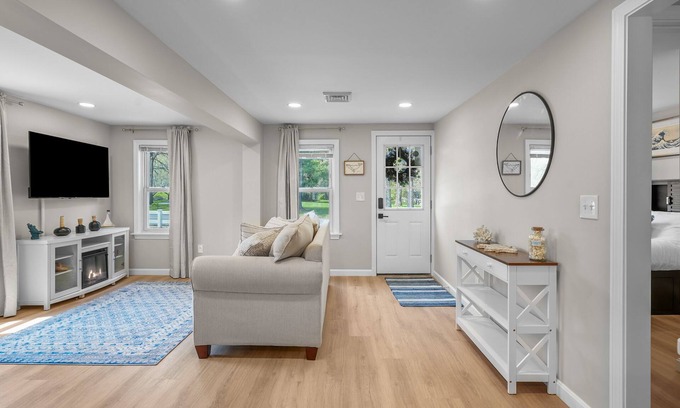 South Kingstown Casa | The Coastal Cottage- Superhosts- Hot tub, fire pit, 10 mins to the beach & URI!