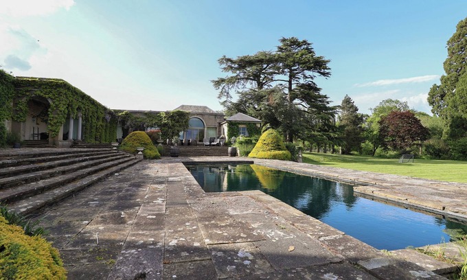 Saint Asaph Cabaña | THE COLONNADE, pet friendly, character holiday cottage in Trefnant