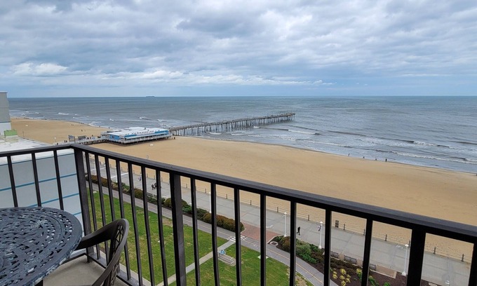 Northeast Virginia Beach Complejo | The Colony Condominiums Oceanfront Unit with Amazing Oceanfront Balcony
