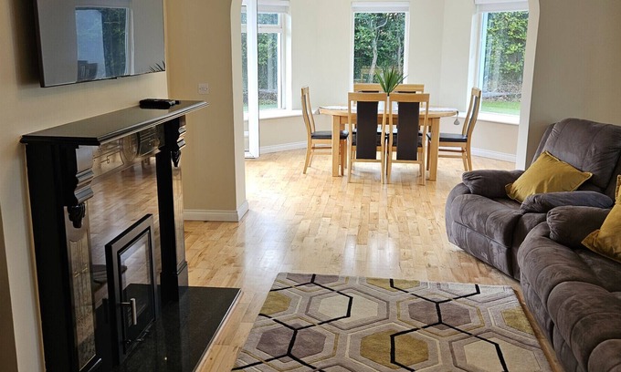 Roscoe Casa | The Comfortable and Spacious 4 Bedroom House in Ga