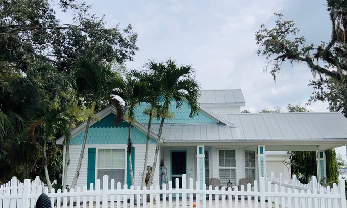 Alva Casa | The Conch and Cracker Cottage in Alva