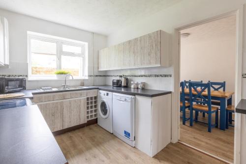 Witney Casa | The Conifers large detached home with off street parking
