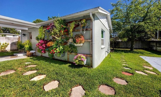 Dunedin Cabaña | The Cook Cottage sleeps 4 in Dunedin