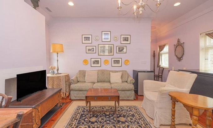 Downtown Charleston Apartamento | The Cookhouse Charm~Historic Garden District Apt.