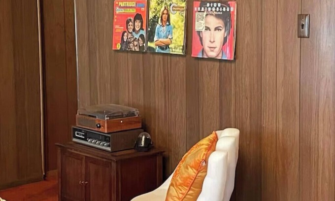Hamden Apartamento | The Cool Cat is a spacious two bedroom 70's themed apartment located in Hamden,