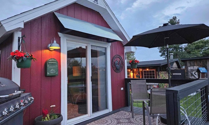 Williamsburg Casa | "The Coop" - Guest/Tiny House in a country setting- 3 Miles to GLEF