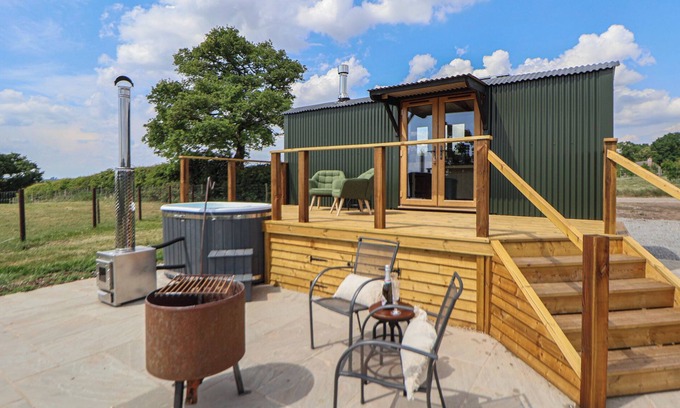 Sugnall Cabaña | THE COOP, pet friendly, with hot tub in Woore