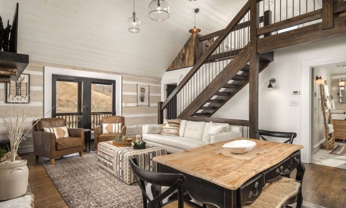 Vilas Casa | The Copper Cabin: Creek-side Mountain Luxury