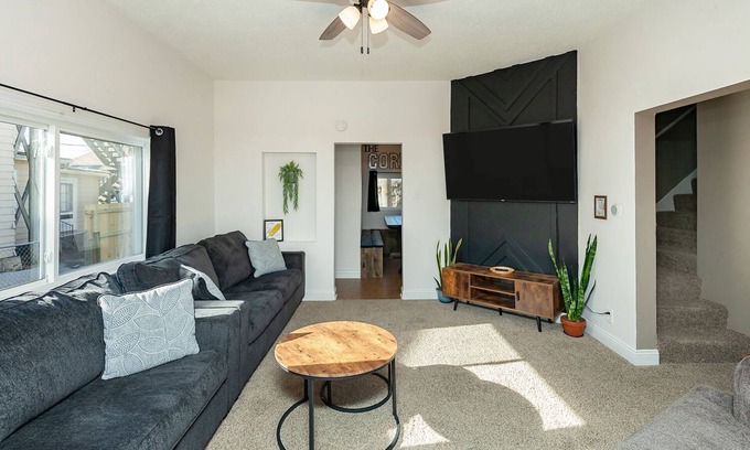 Des Moines Casa | The CORN CRIB: Spa - Game Room - BBQ - Office - DOWNTOWN - Sleeps 14