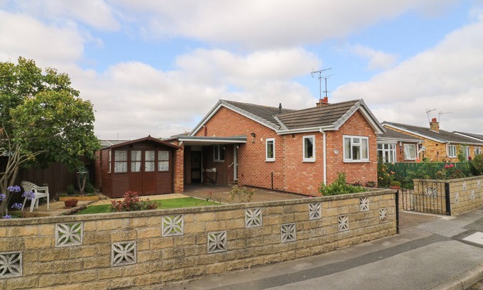 Driffield Casa | THE CORNER BUNGALOW, pet friendly, with a garden in Great Driffield