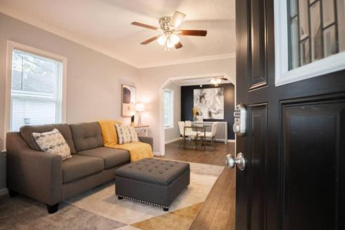 West Peoria Casa | THE CORNER COTTAGE - Contemporary 2BD in Peoria